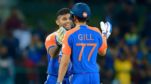 SRH owner Kavya Maran with players as Sunrisers Hyderabad plan a bold move for death-over specialist Matheesha Pathirana at IPL 2026 auction.