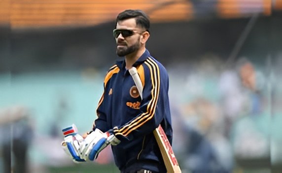 Virat Kohli arriving at Chinnaswamy Stadium for Vijay Hazare Trophy 2025/26 match.