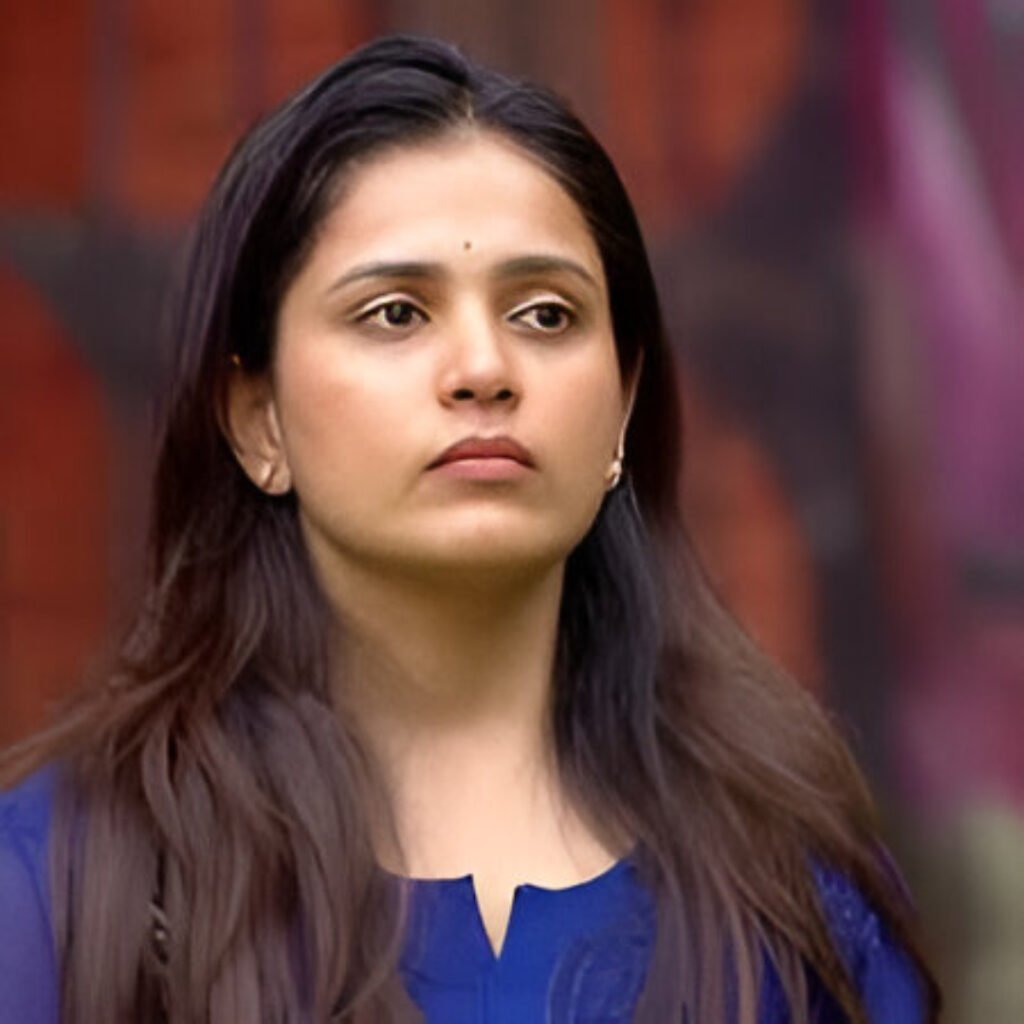 Bigg Boss 9 runner-up Thanuja Puttaswamy spreads smiles during her heartfelt visit to an orphanage.