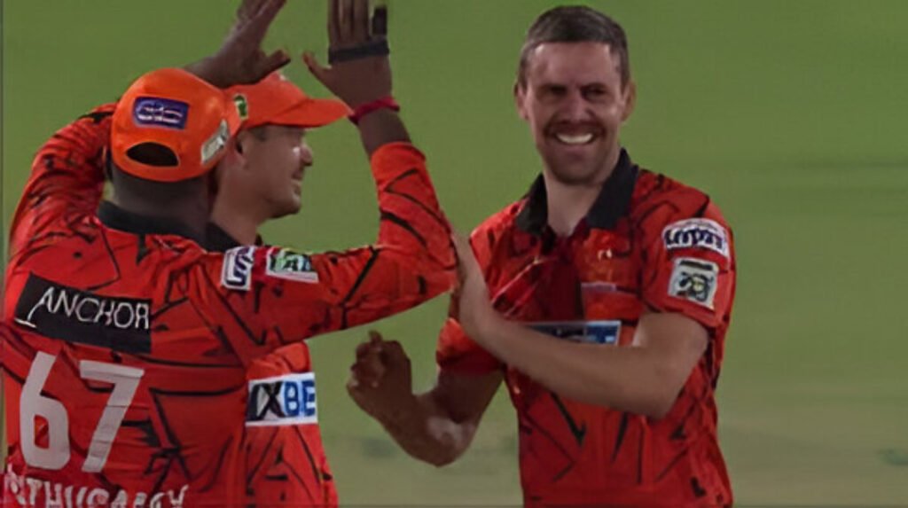 Quinton de Kock celebrates after leading Sunrisers Eastern Cape to a bonus-point win in the SA20 league.