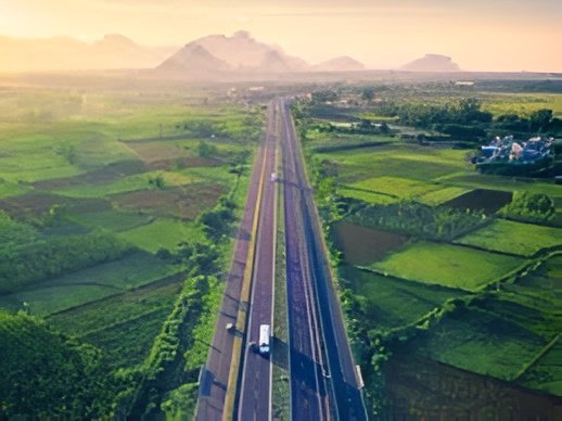 A scenic stretch of NH44, India’s longest highway, connecting 11 states across a 3,745 km route.
