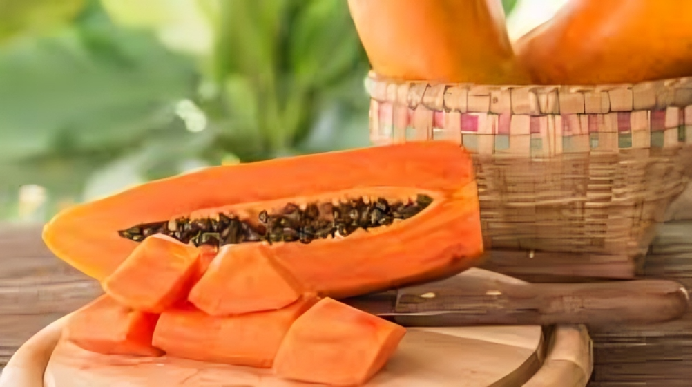 Fresh papaya slices highlight the fruit’s health benefits when eaten correctly during the winter season.