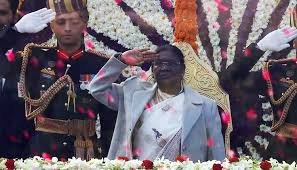 President Murmu unfurls the national flag as the Republic Day parade begins in Delhi.